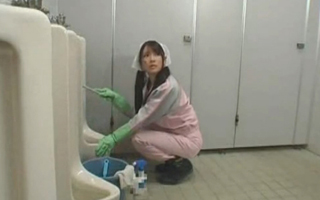 【xvideo】トイレ掃除の美少女にチ●ポ見せつけてハメる